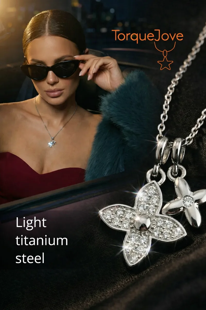 Necklace with clover pendant